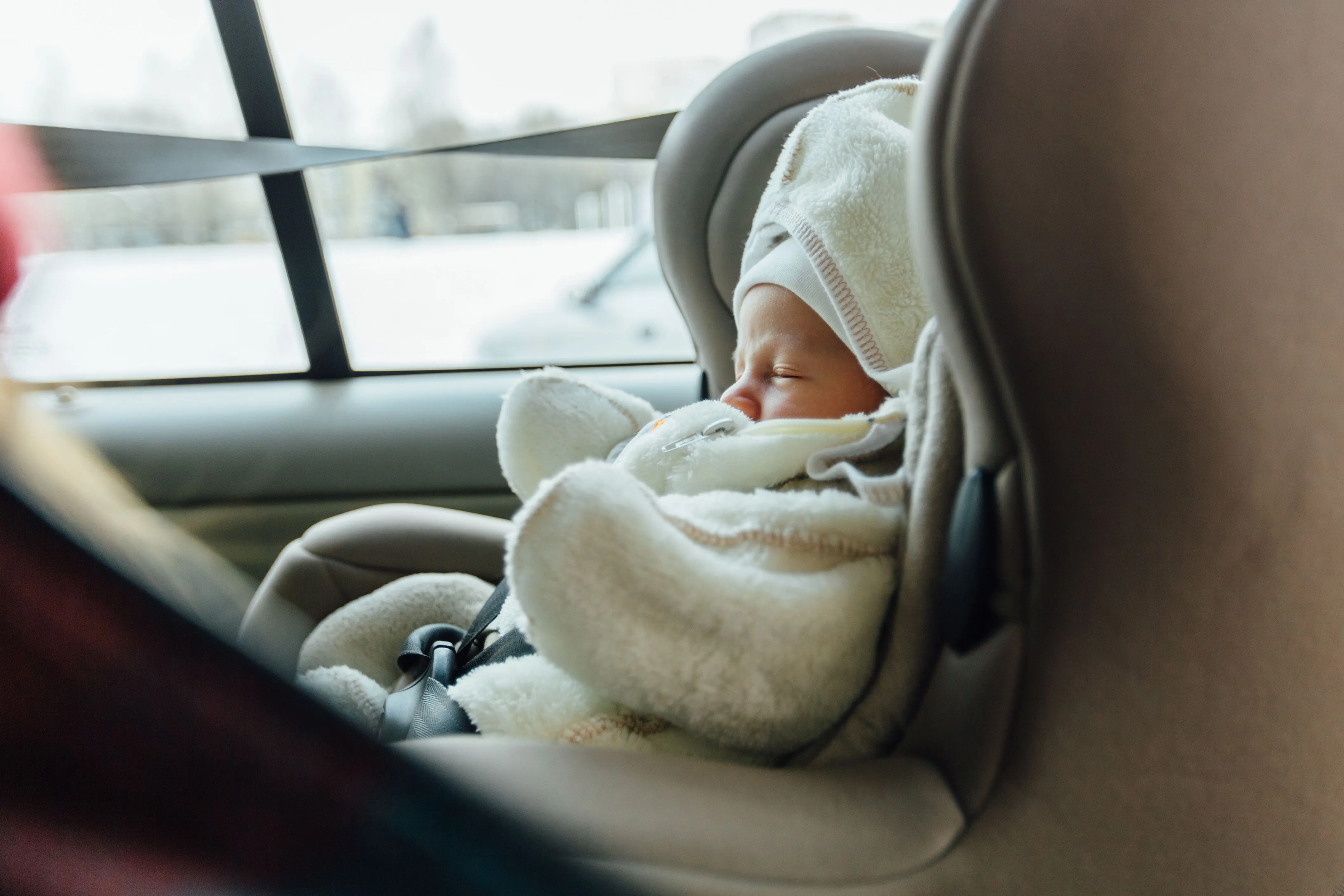 Ako správne obliecť novorodenca v zime do autosedačky?