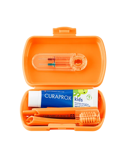 CURAPROX Kids travel set (oranžový (1x zubná kefka, 2x medzizubná kefka CPS, 1x zubná pasta mäta 6+ 10 ml, 1x nálepka) 1x1 set) 1 set
