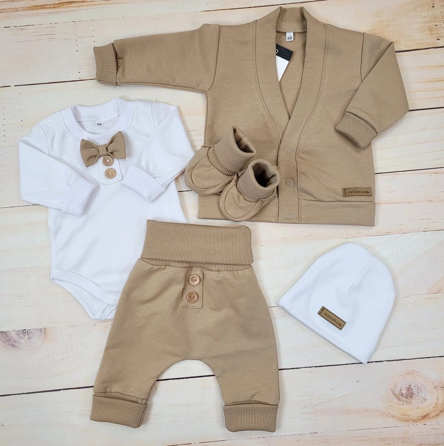 Bavlnená sada, body, nohavice, motýlik a čiapka Elegant Boy 5D, Kazum, mocca/biela