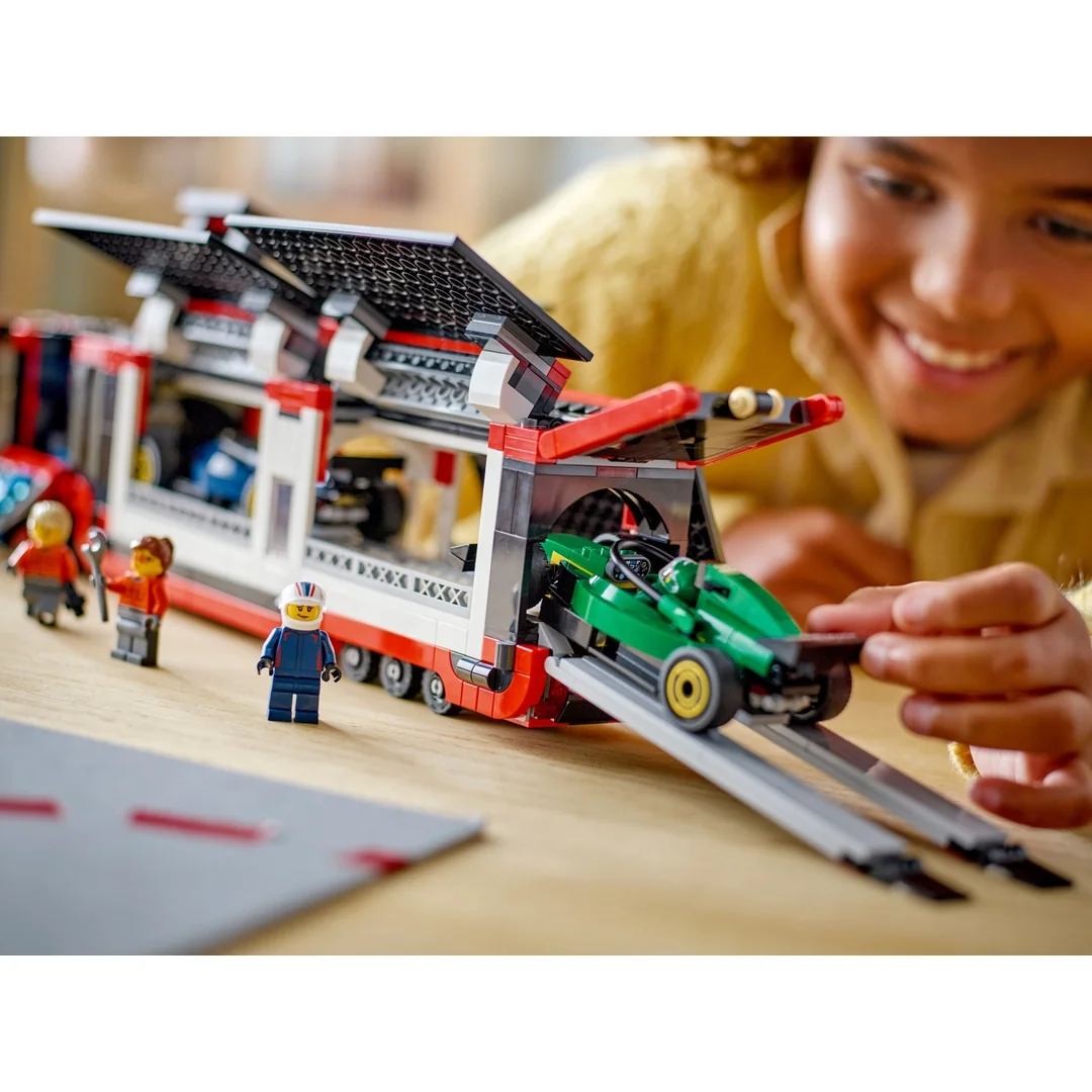 LEGO® City 60445 Kamión F1® s autami RB20 a AMR24 F1®
