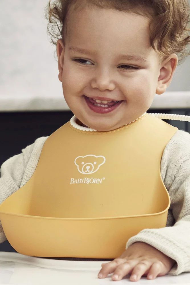 BABYBJÖRN Podbradník Baby 2 ks púdrovo žltá/púdrovo zelená 1×2 ks