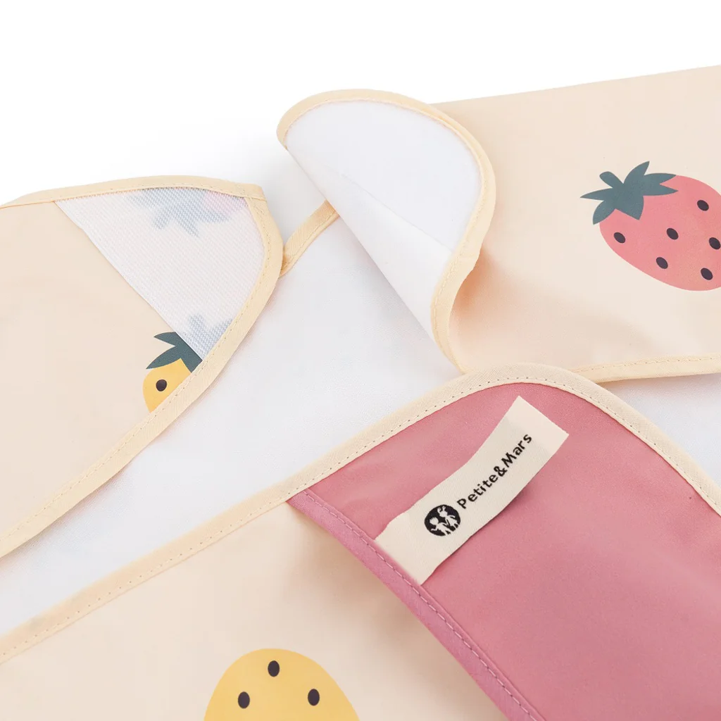PETITE&MARS Podbradník s dlhým rukávom Ben Beige Strawberies 1×1 ks, podbradník s dlhým rukávom
