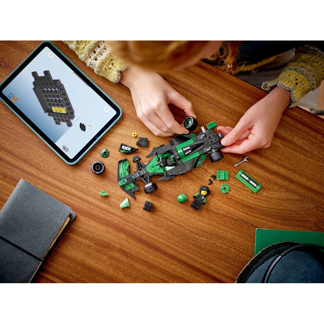 LEGO® Speed Champions 77247 Pretekárske auto KICK Sauber F1® Team C44