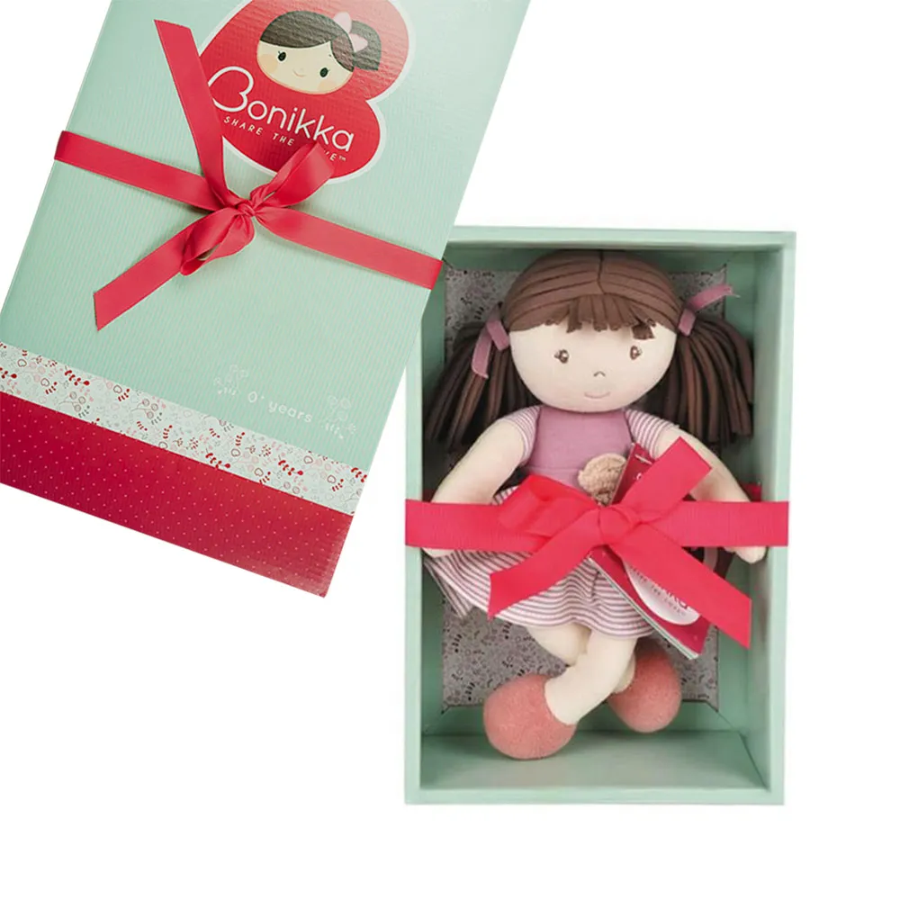 Bonikka All Natural látková bábika v darčekovom balení - Malá Brook ružové šaty 1×1 ks, látková bábika