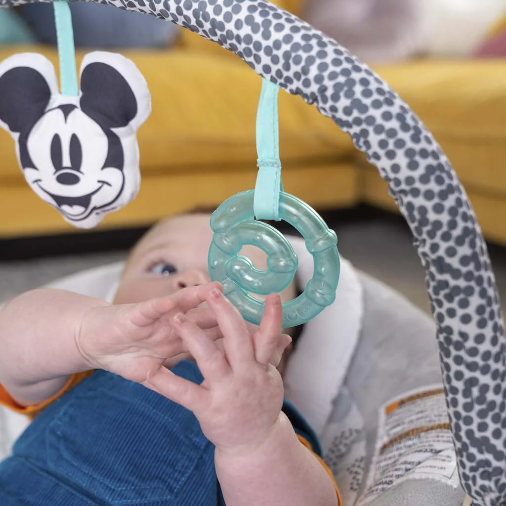 BRIGHT STARTS Lehátko vibrujúce s melódiou Mickey Mouse Cloudscapes™ 0m+, do 9kg 1×1 ks, vibrujúce lehátko