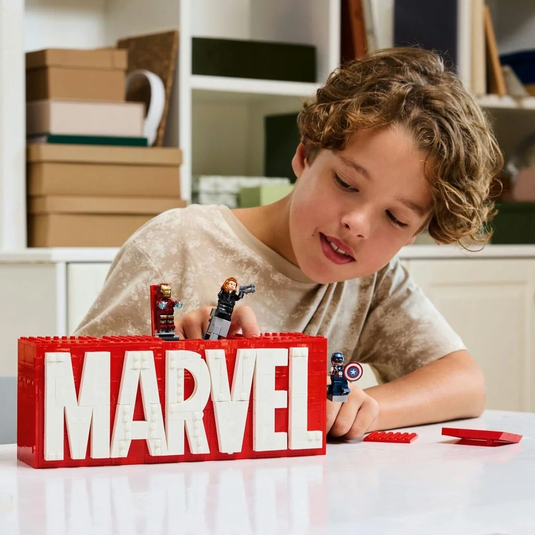 LEGO® Marvel 76313 Logo MARVEL a minifigúrky