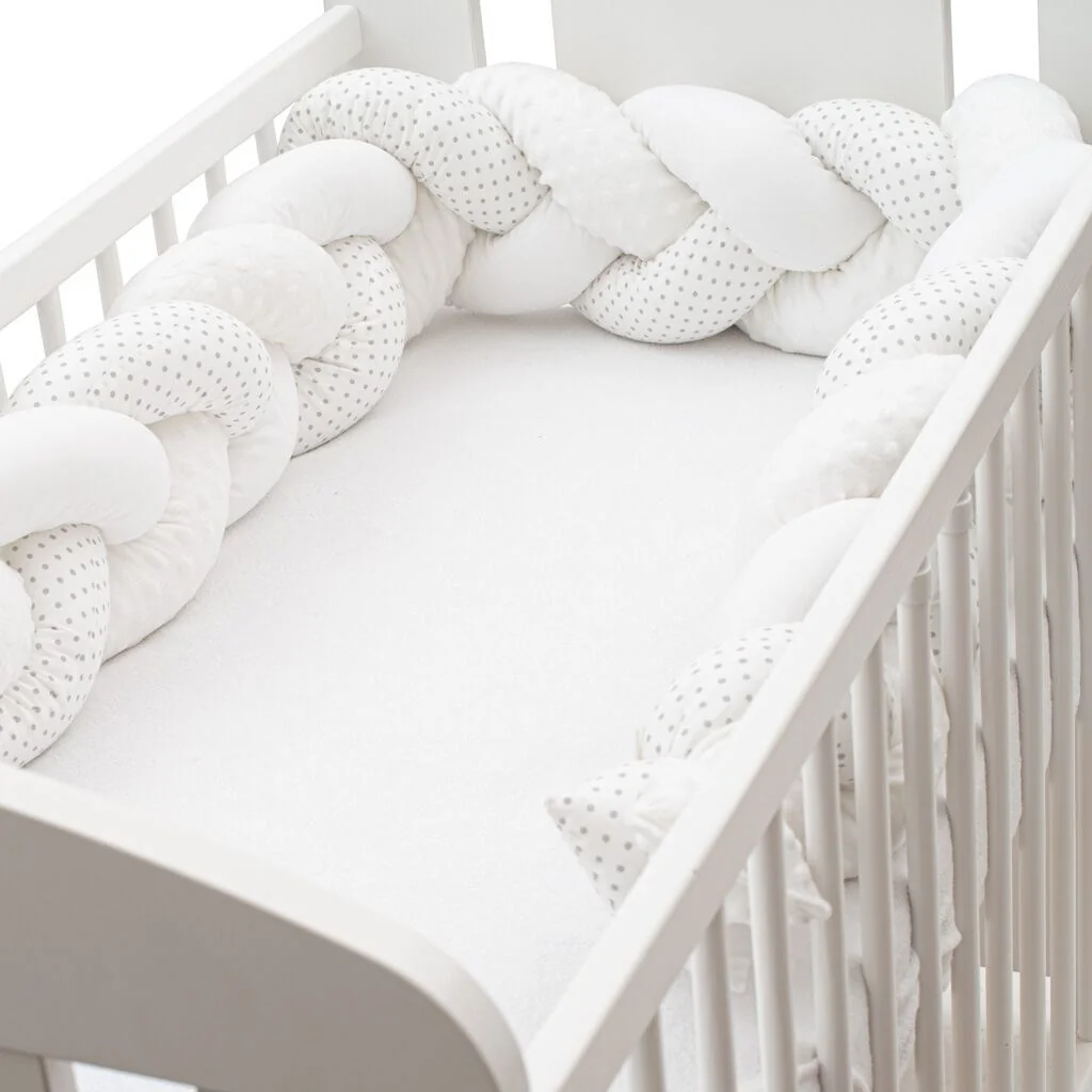 Ochranný mantinel do postieľky vrkoč New Baby Minka a Bodky sivý ,