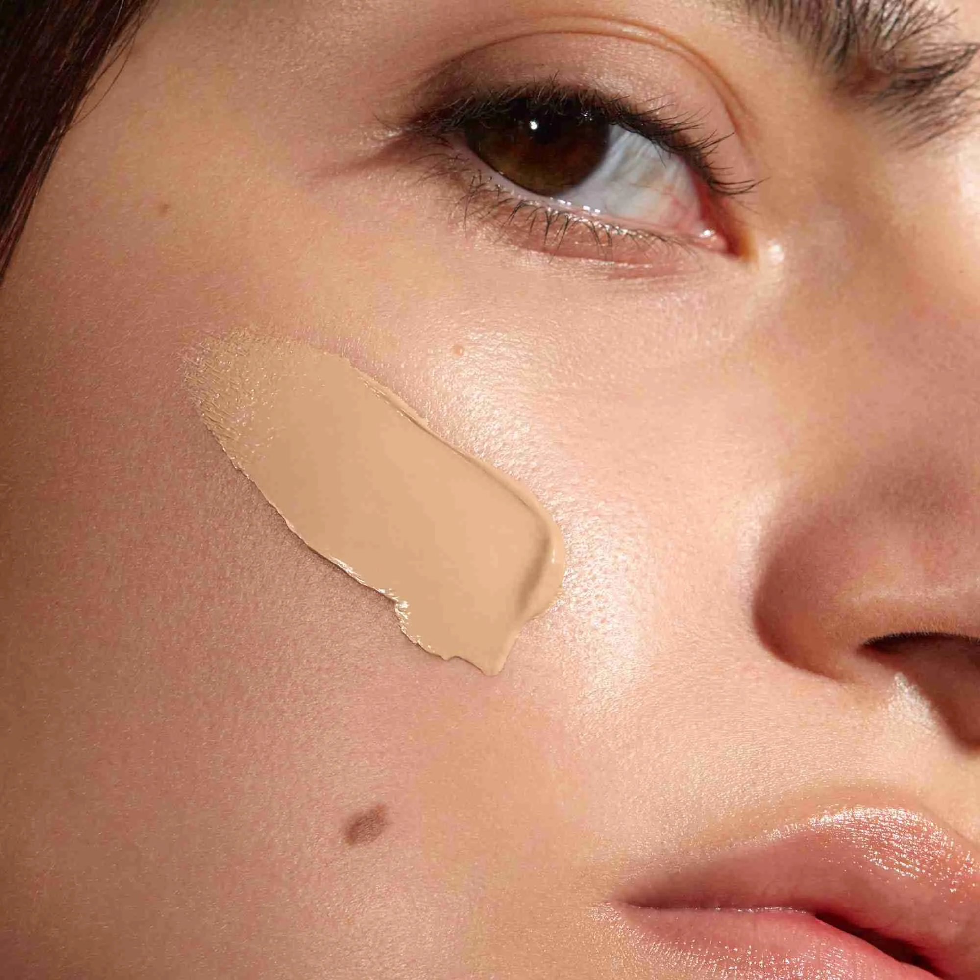 MÁDARA SKINONYM Polomatný Make-up s peptídmi True Beige 1×30ml, Prírodný certifikovaný make-up