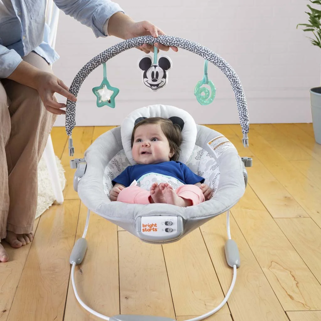 BRIGHT STARTS Lehátko vibrujúce s melódiou Mickey Mouse Cloudscapes™ 0m+, do 9kg 1×1 ks, vibrujúce lehátko