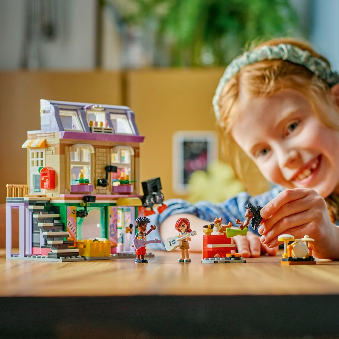 LEGO® Friends 42653 Obchod s hudobninami a byt