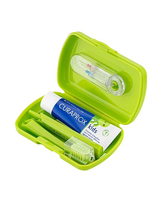CURAPROX Kids travel set (zelený (1x zubná kefka, 2x medzizubná kefka CPS, 1x zubná pasta mäta 6+ 10 ml, 1x nálepka) 1x1 set) 1 set