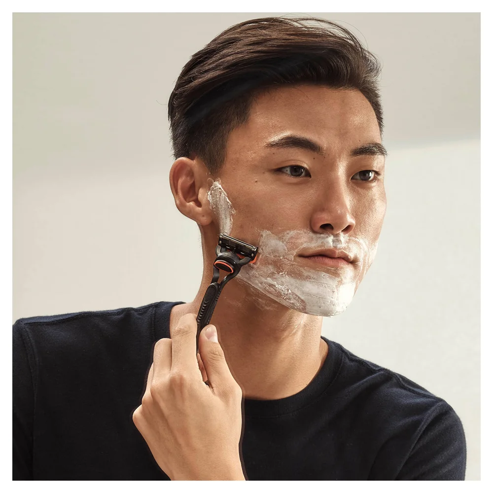 Gillette Fusion Special Pack Strojcek + 11nh 1×1 ks, holiaci strojček