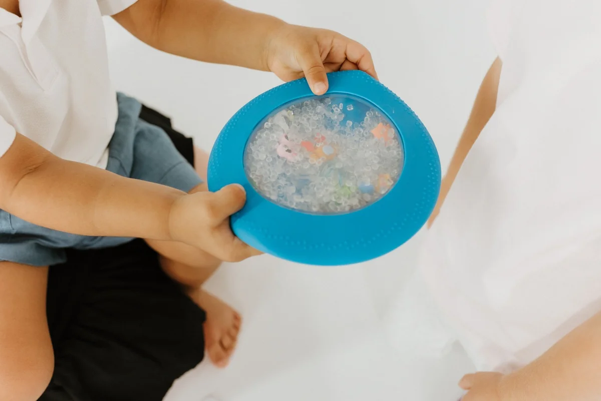Senzorický disk Peekaboo pláž, silikónová hračka