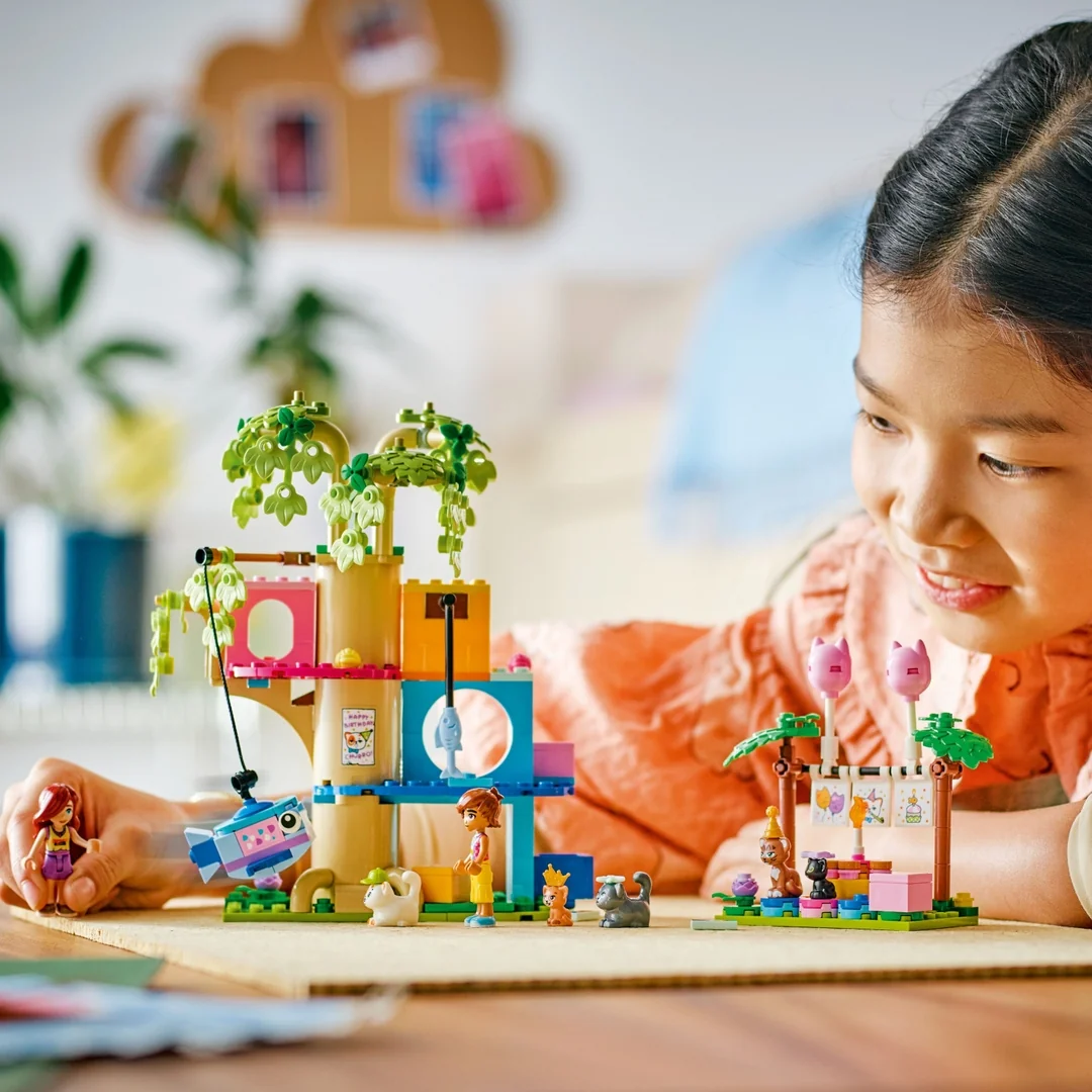LEGO® Friends 42666 Mačacia narodeninová oslava a domček na strome