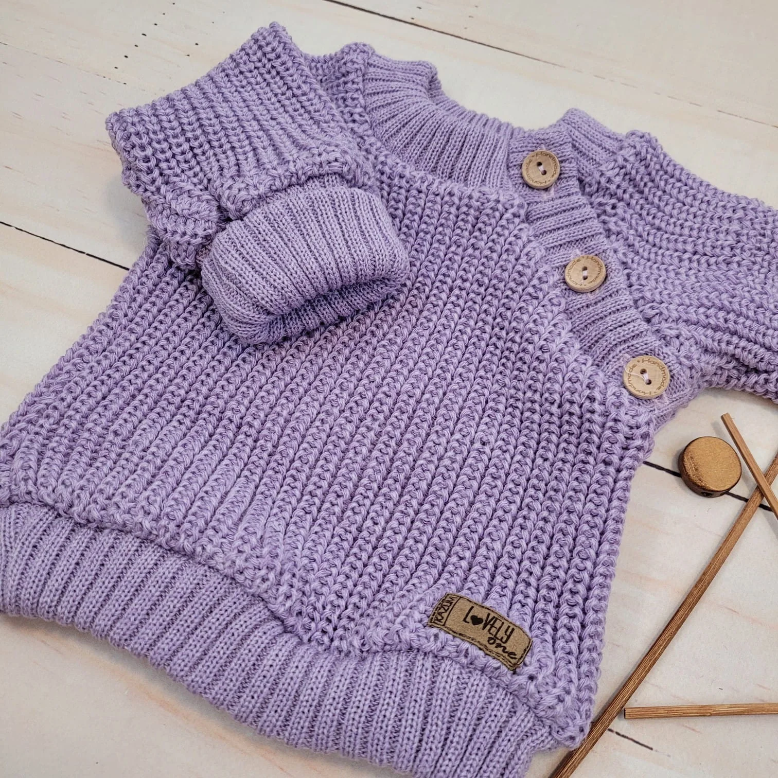 Pletený svetrík s gombíkmi Lovely, predĺžené náplety, lila, 56/62