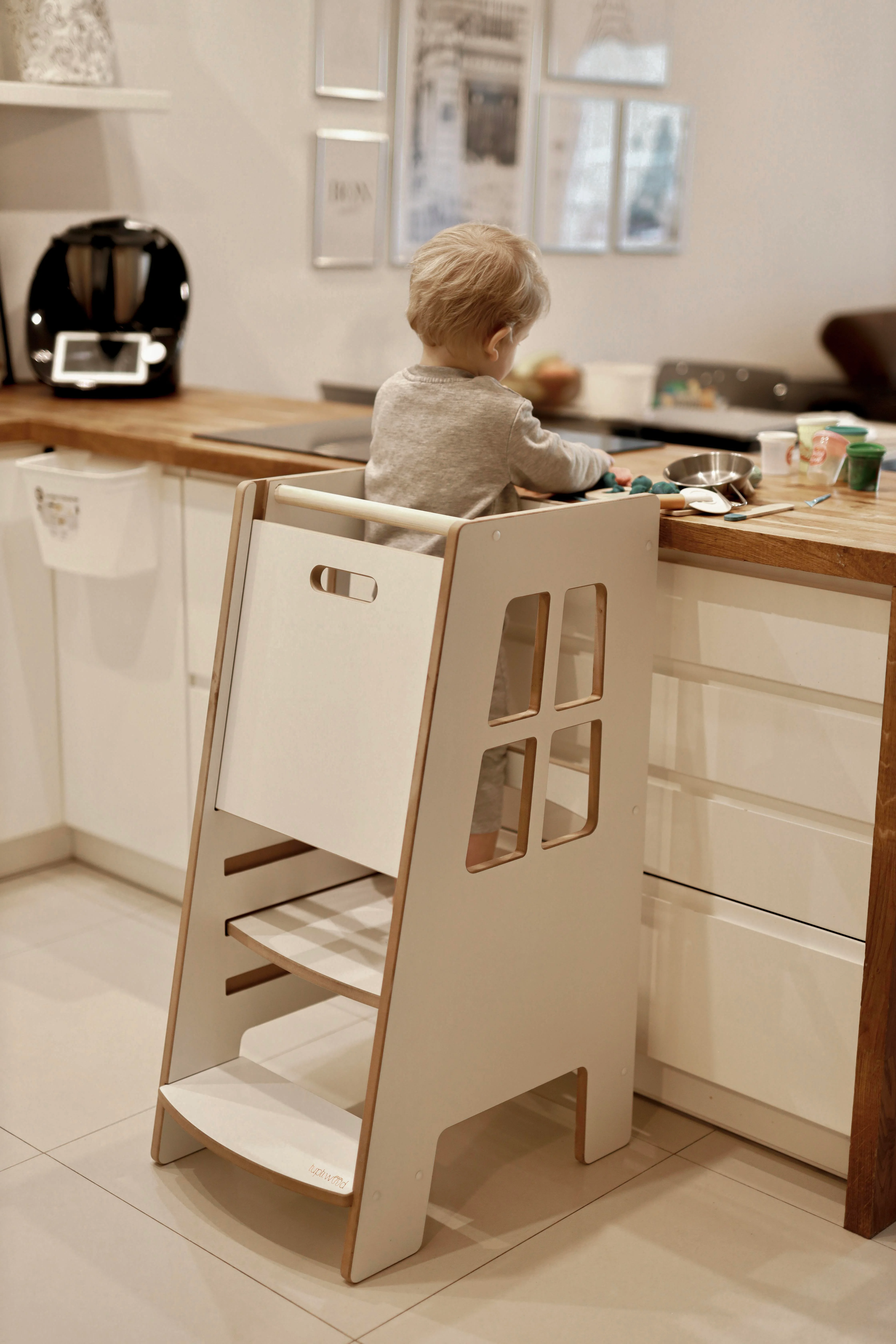 Učiaca veža montessori Safe extra biela