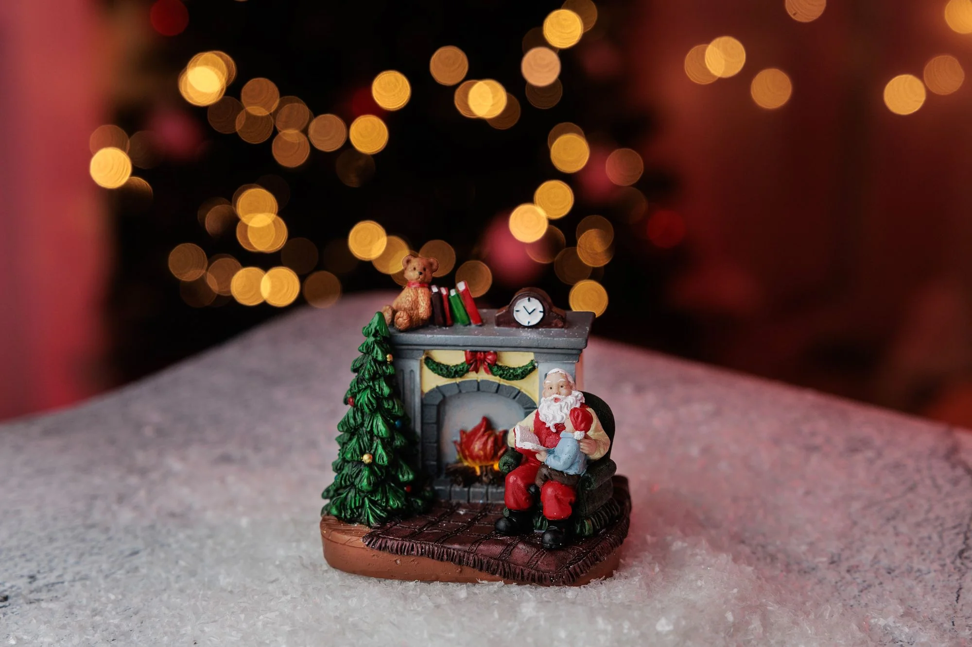 MagicHome vianočný LED Santa s dieťaťom pri krbe, balenie 12 ks Interiér, 10,5x8x9 cm, sellbox