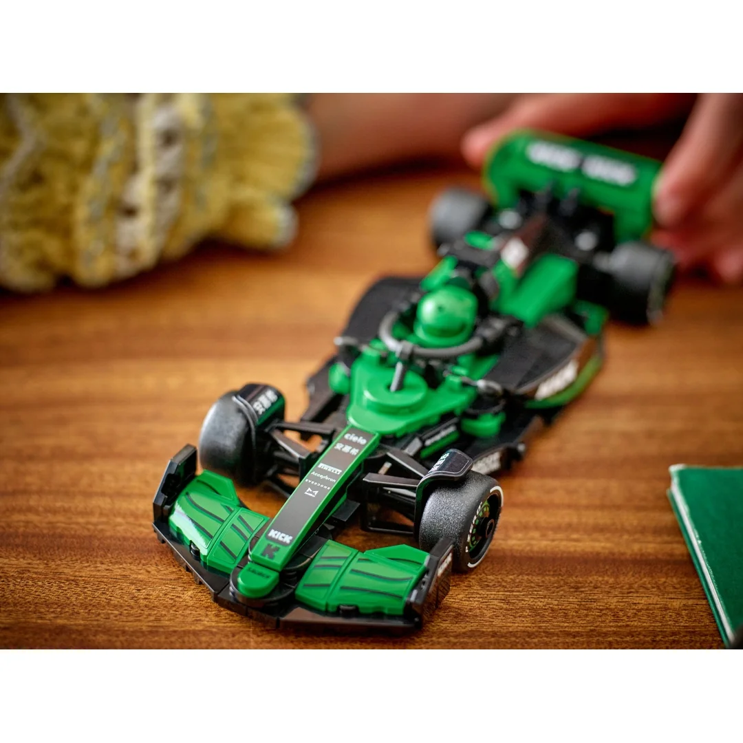 LEGO® Speed Champions 77247 Pretekárske auto KICK Sauber F1® Team C44