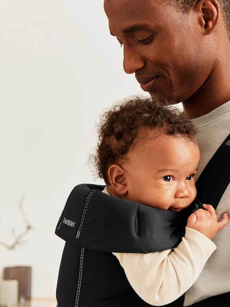 BABYBJÖRN Nosič Mini, Black Cotton 1×1 ks