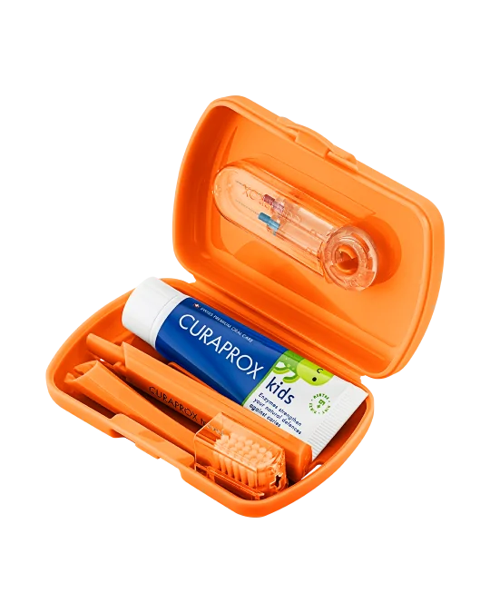 CURAPROX Kids travel set (oranžový (1x zubná kefka, 2x medzizubná kefka CPS, 1x zubná pasta mäta 6+ 10 ml, 1x nálepka) 1x1 set) 1 set
