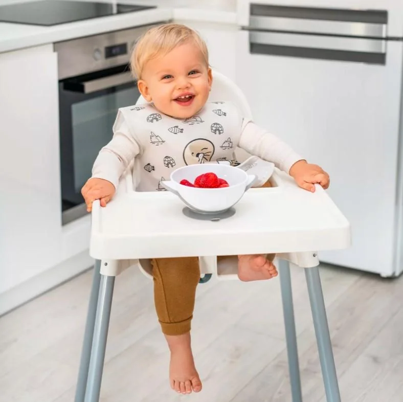 BABYONO Podbradník umývateľný Tuleň 24m+, 33x40 cm 1×1 ks
