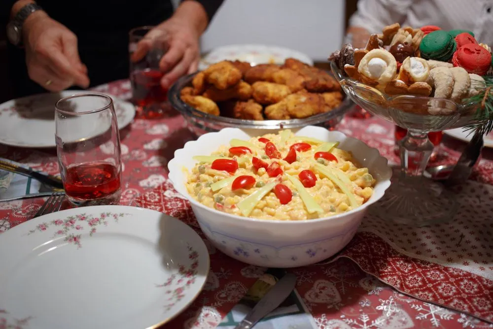 Na obrázku je tradičná slovenská vianočná večera, zemiakový šalát a vyprážaný kapor.
