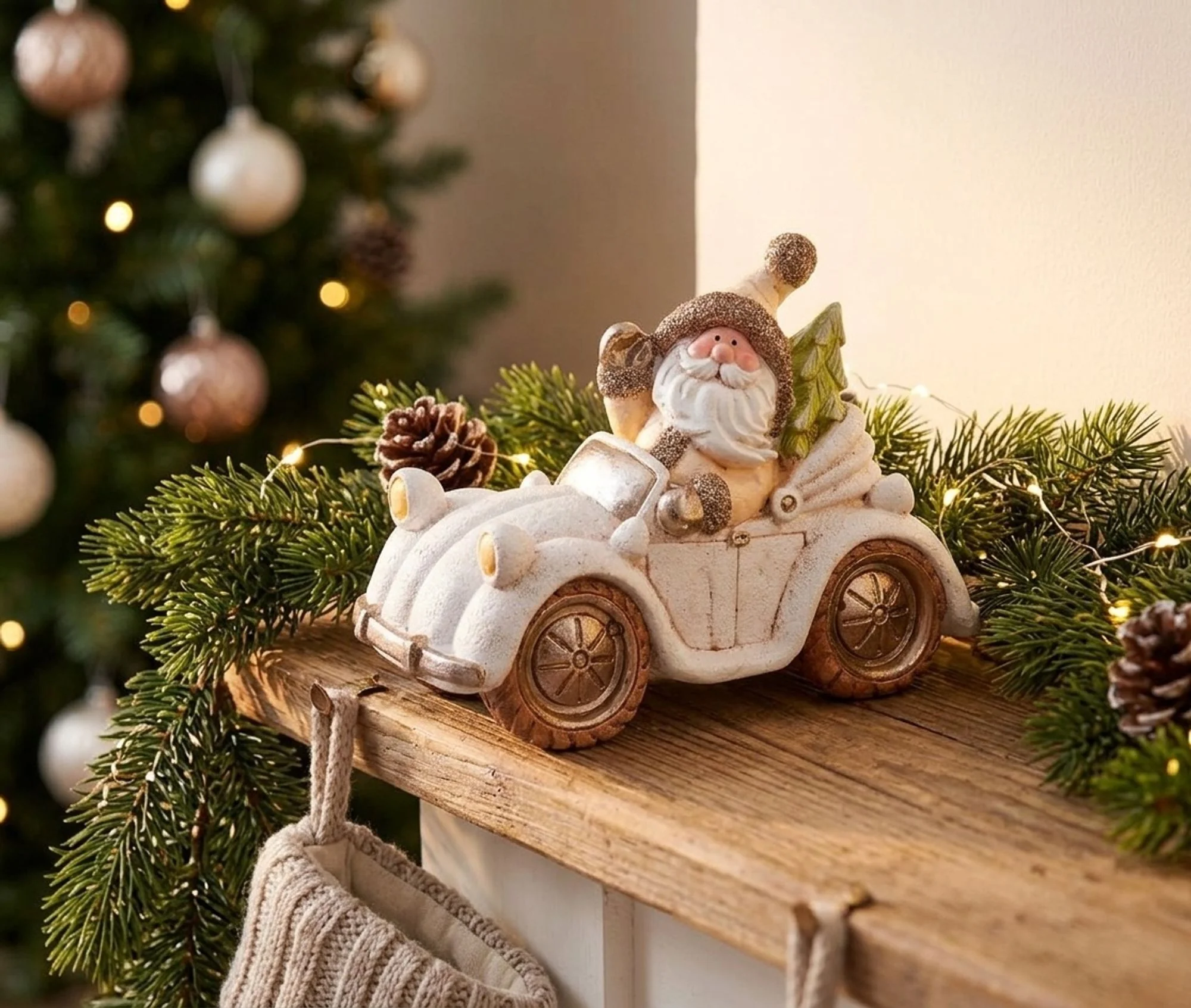 MagicHome vianočný Santa v retro aute, 1 ks Keramika, 46,50x19,50x31,50 cm