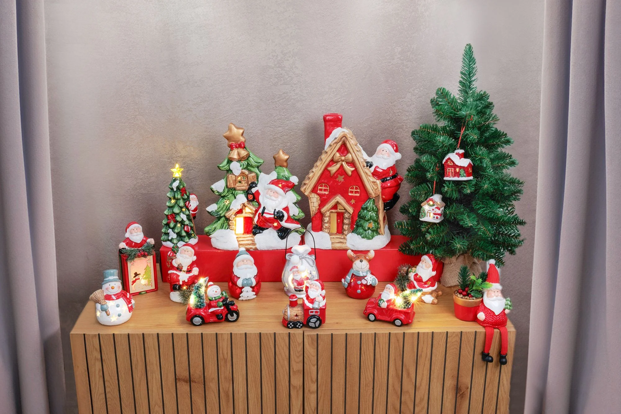 MagicHome vianočný LED domček so Santom na streche, 1 ks Terakota, 2xAAA, 27x13x34 cm