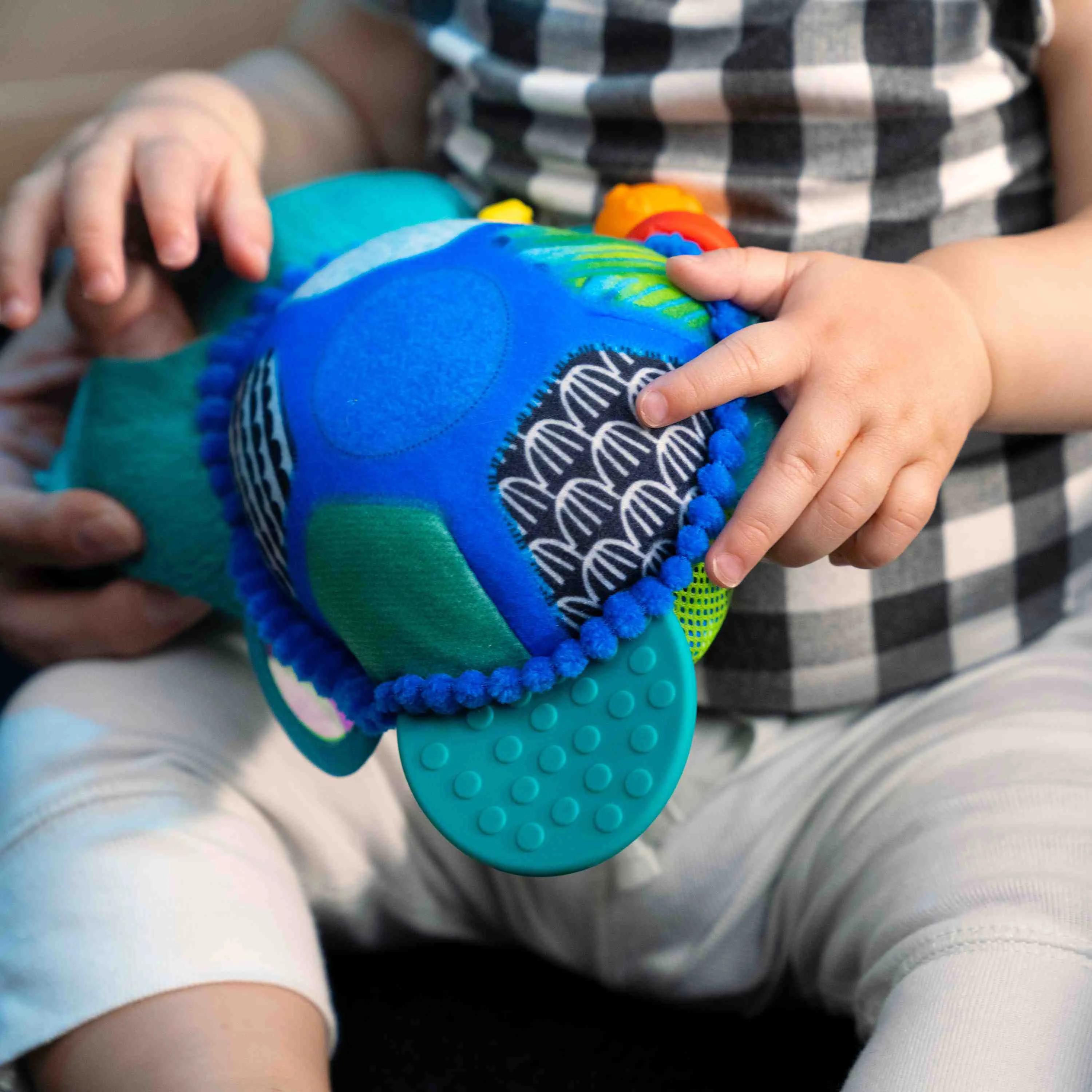 BABY EINSTEIN Hračka aktívna na C krúžku korytnačka Neptune’s Sensory Sidekick™ 0m+ 1×1 ks, hračka pre deti
