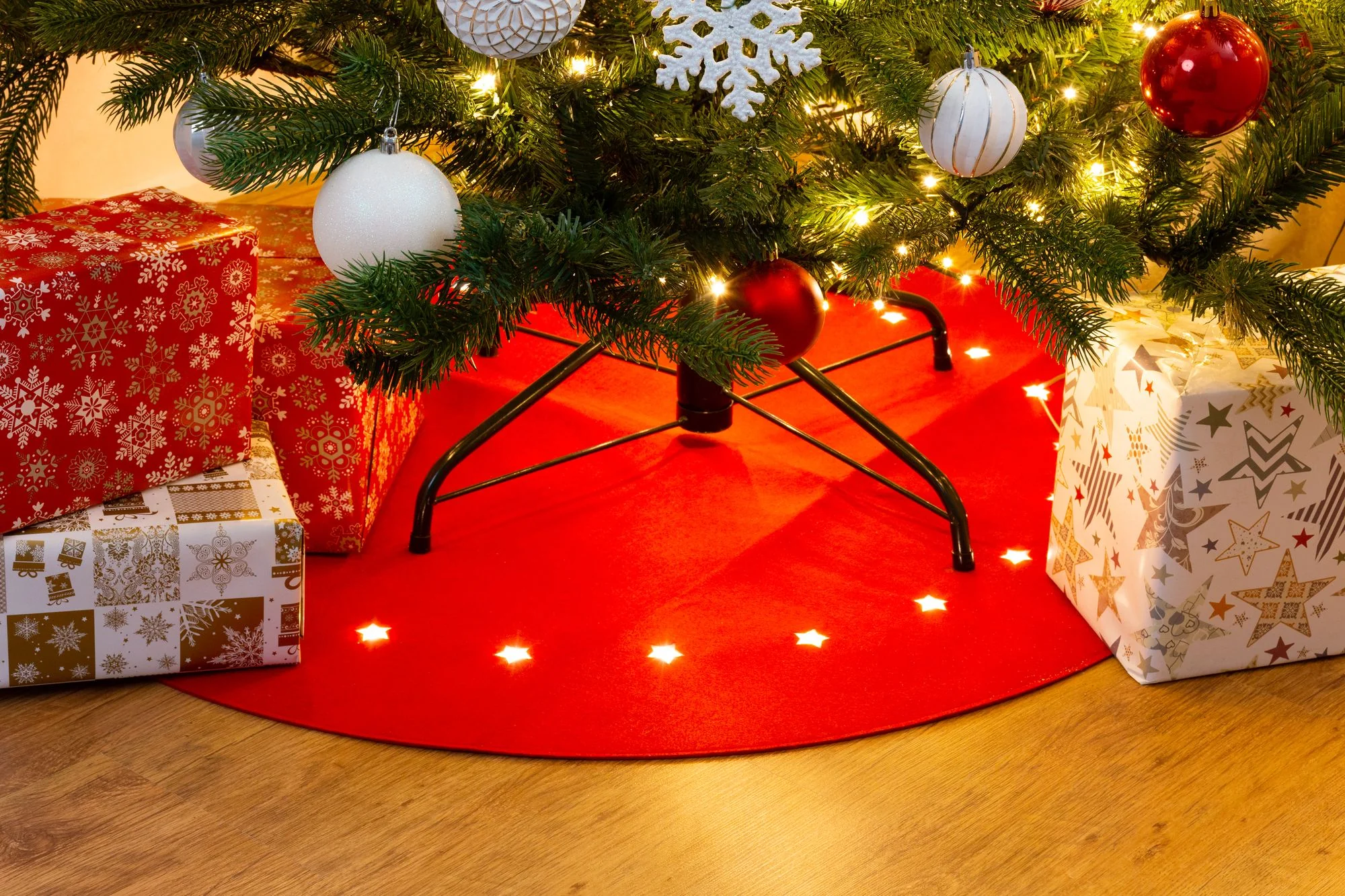 MagicHome LED koberec pod vianočný stromček, 1 ks Červený, hviezdičky, 22 LED teplá biela, 2xAA, 90 cm