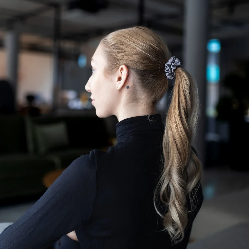 Hodvábna gumička Mallys sivá skinny