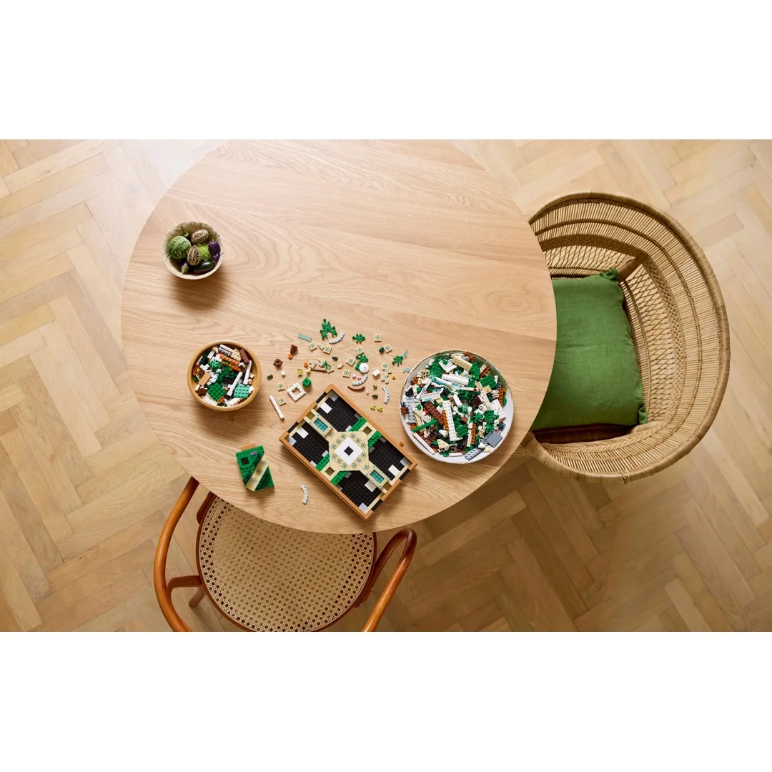 LEGO® Icons 10359 Záhrada s fontánou
