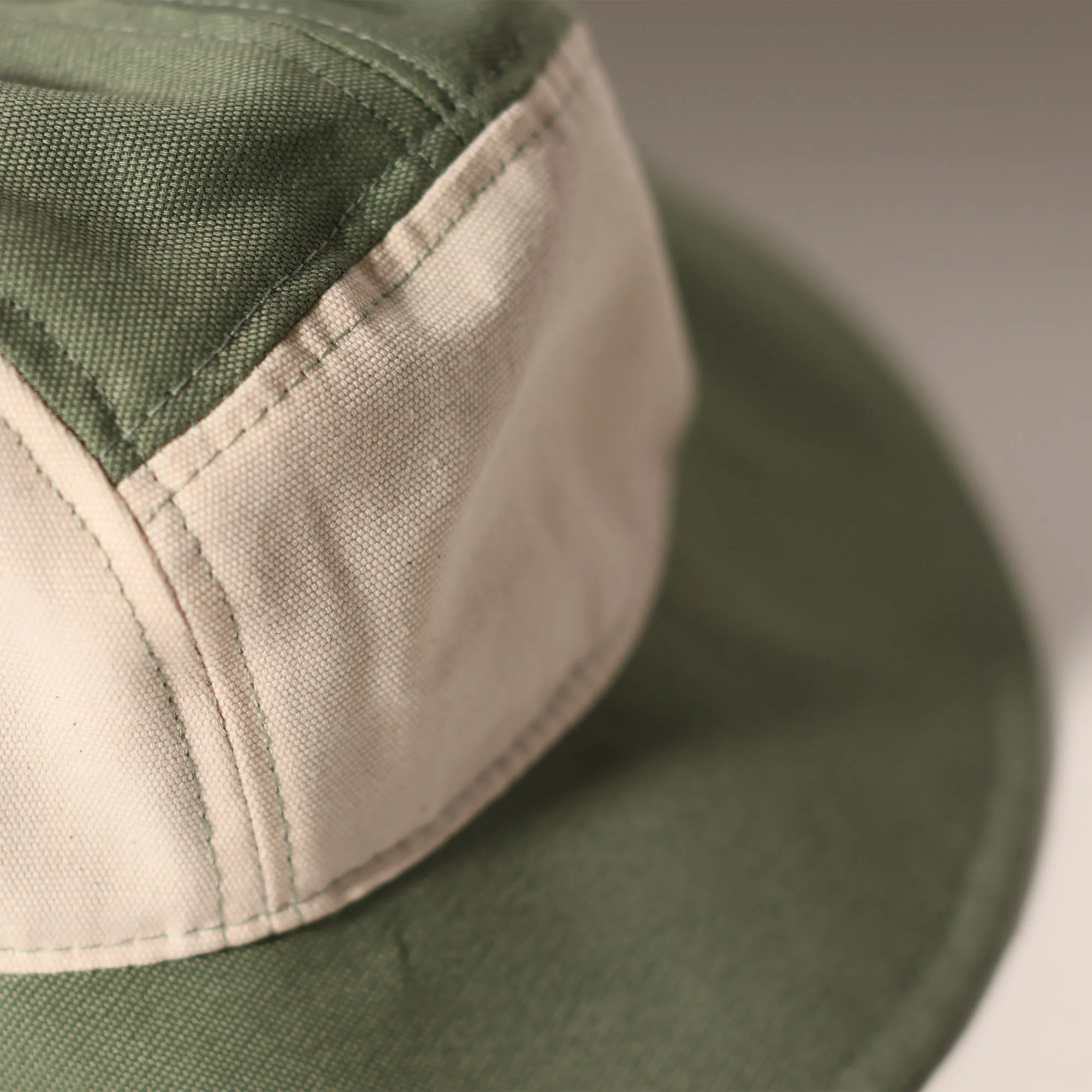 KiETLA klobúčik s UV ochranou 2-4 roky - Natural / Green 1×1 ks, detský klobúčik