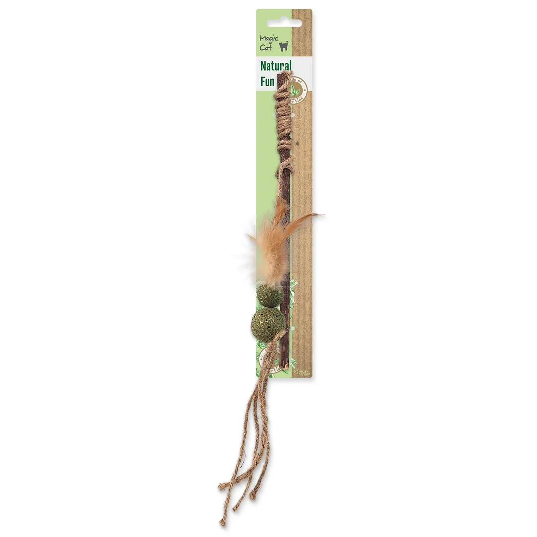 Hračka Magic Cat Natural Fun palička s prírodnými pierkami a povrázkami mix 25cm