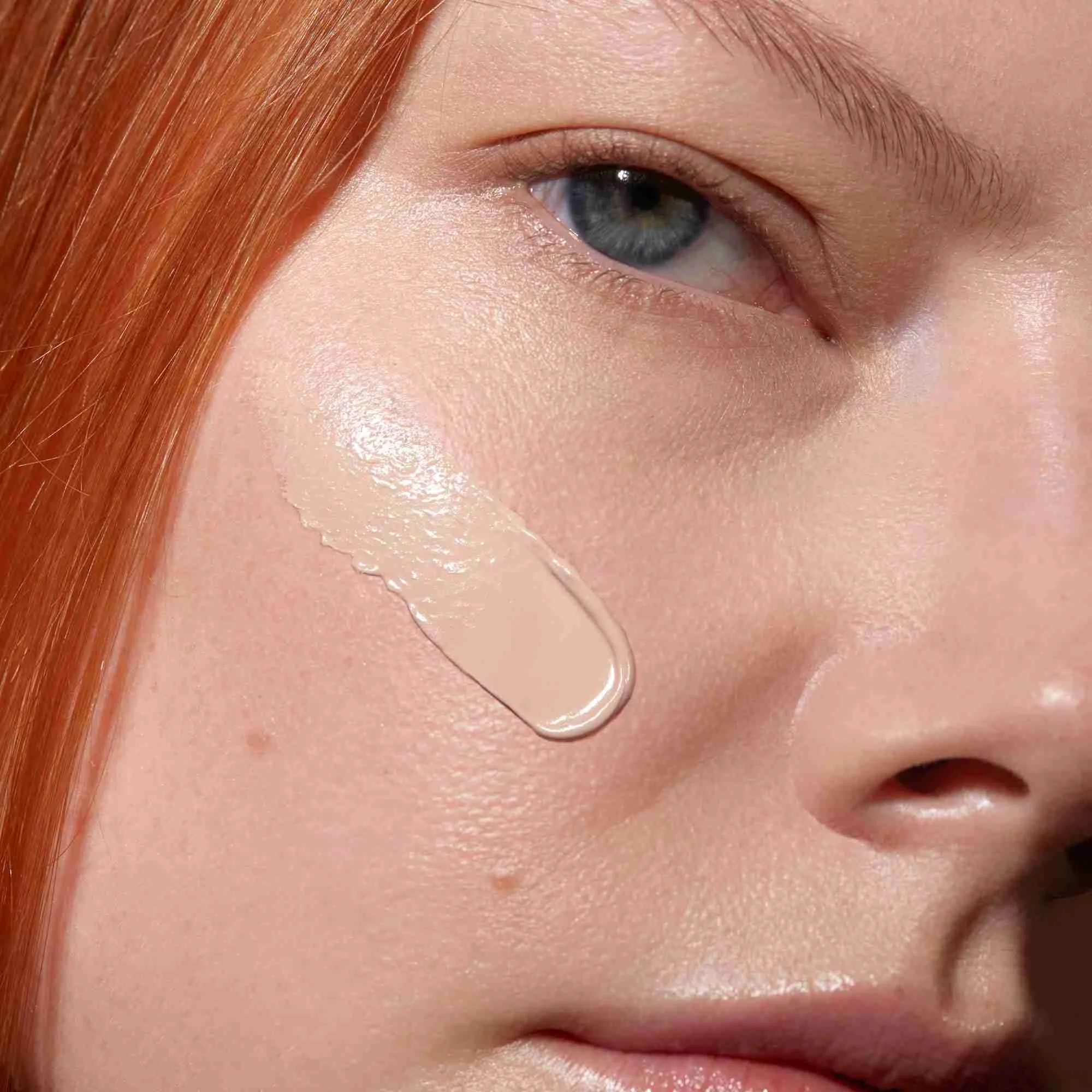 MÁDARA SKINONYM Polomatný Make-up s peptídmi Rose Ivory 1×30ml, Prírodný certifikovaný make-up