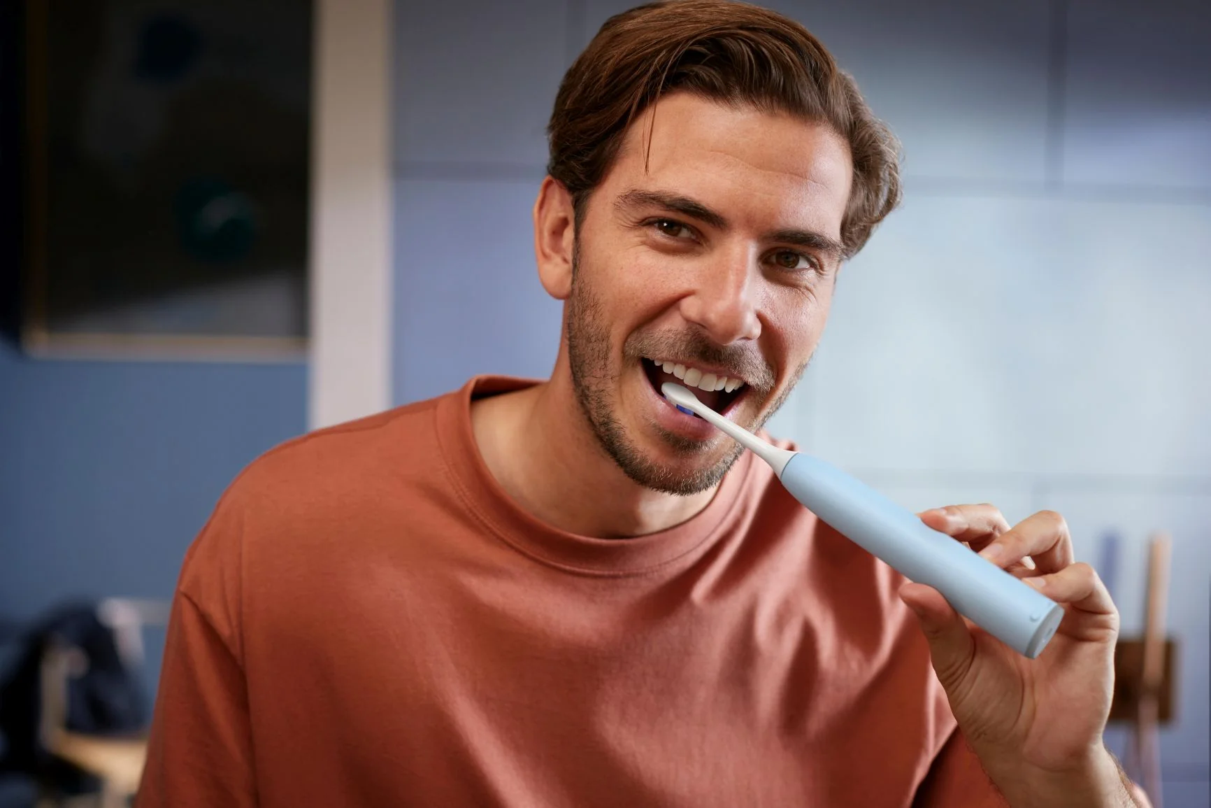 Philips Sonicare 6100
HX7406/02 1×1 ks, sonická elektrická zubná kefka