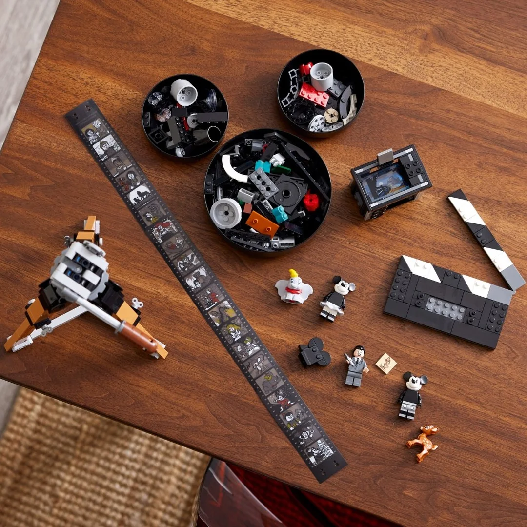 LEGO® Disney™ 43230 Kamera na počesť Walta Disneyho