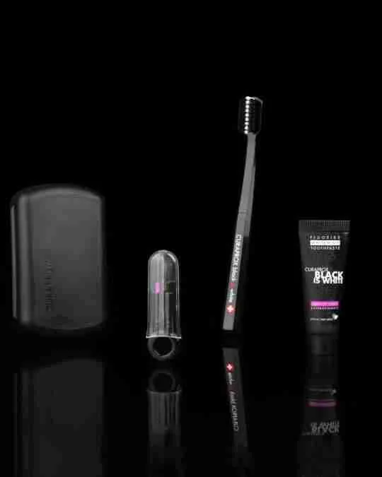 CURAPROX cestovný set BLACK IS WHITE (1x zubná kefka, 2x medzizubná kefka CPS, 1x zubná pasta 10 ml) 1×1 set, CURAPROX- Black Is White