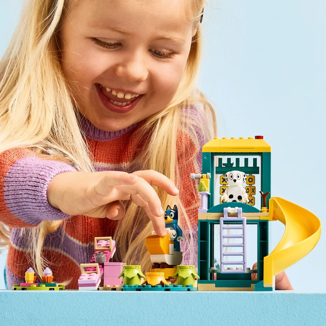 LEGO® Bluey 11201 Bluey, Chloe a zábava na ihrisku