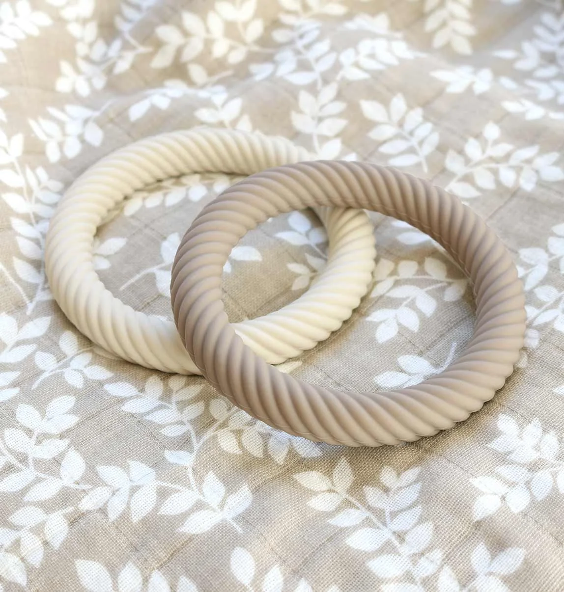 A Little Lovely Company - silikónové hryzadielka - taupe, 2 ks