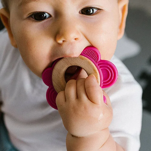 BABYONO Hryzačka dreveno-silikónová Butterfly 1×1 ks