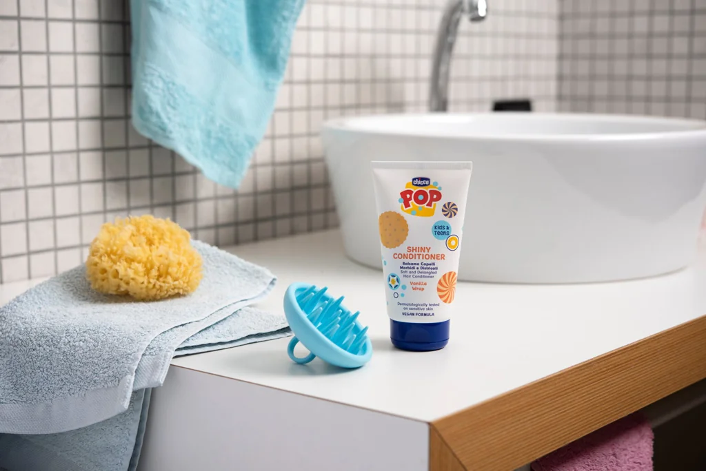 CHICCO Kondicionér na vlasy POP Vanilla Shiny s masážnou kefou na pokožku hlavy 150 ml