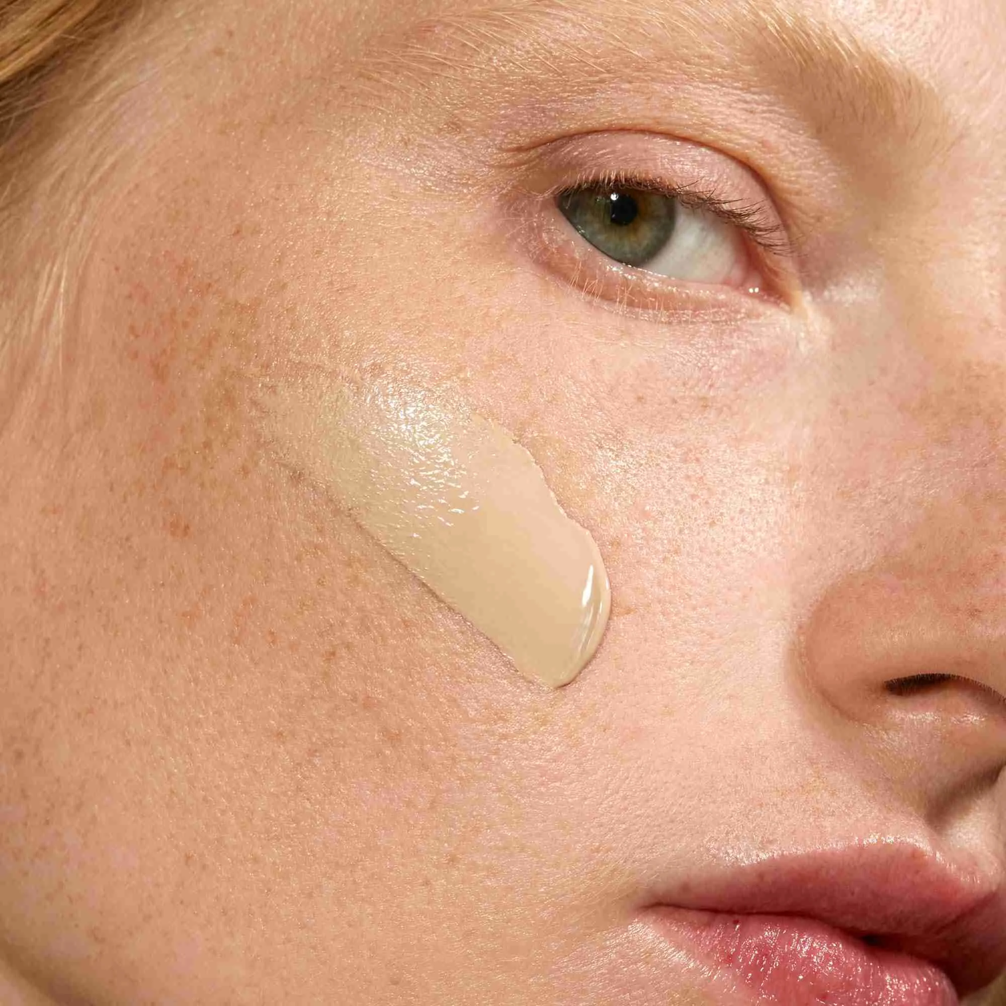 MÁDARA SKINONYM Polomatný Make-up s peptídmi Ivory 1×30ml, Prírodný certifikovaný make-up