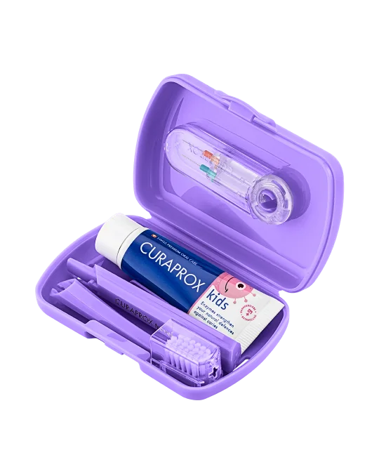 CURAPROX Kids travel set (fialový (1x zubná kefka, 2x medzizubná kefka CPS, 1x zubná pasta melón 6+ 10 ml, 1x nálepka) 1x1 set) 1 set