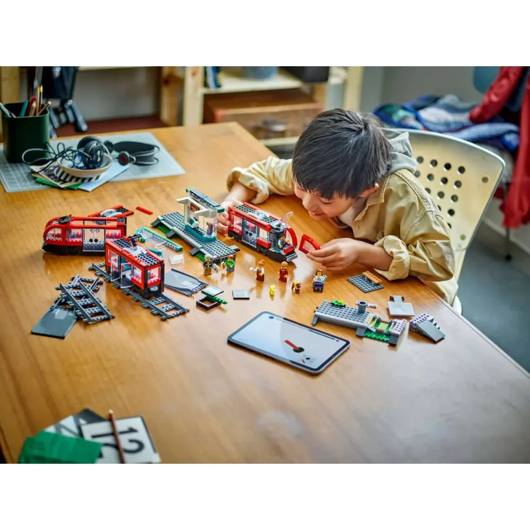 LEGO® City 60423 Električka a zastávka v centre mesta