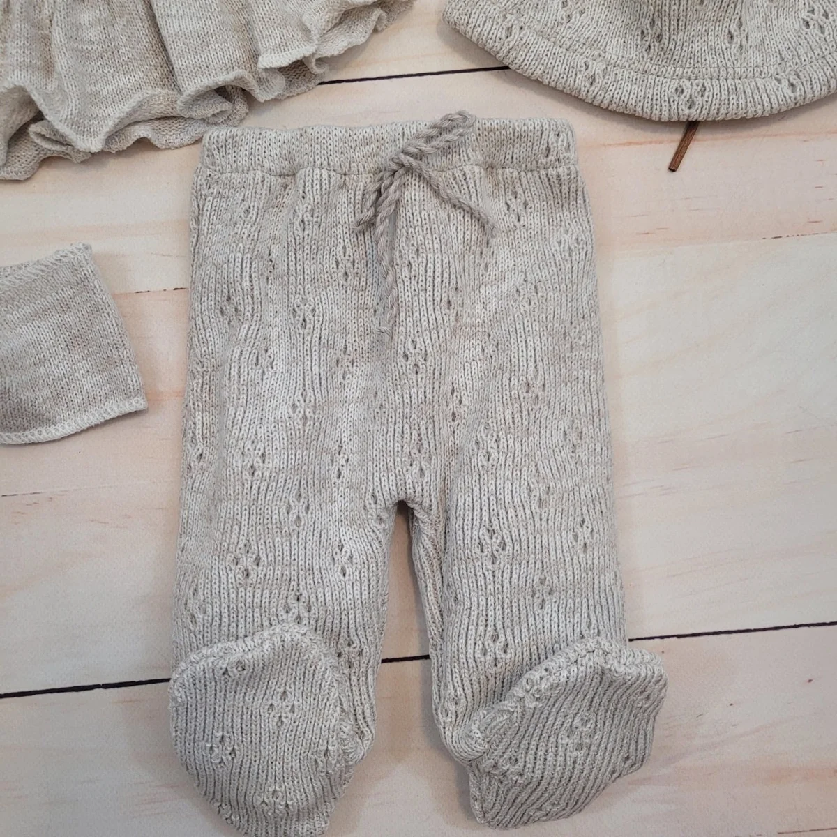Pletená ažurková sada 4D, tunika, polodupačky, čiapočka + čelenka, oriešková, veľ. 68