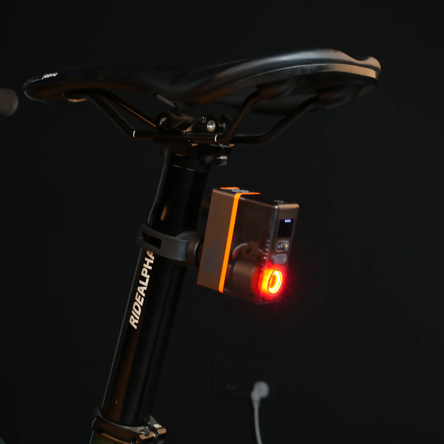 TINY Tire Pump 200 Cyklistická vzduchová pumpa Miniaturní elektrická cyklistická pumpa a zadní světlo 2v1