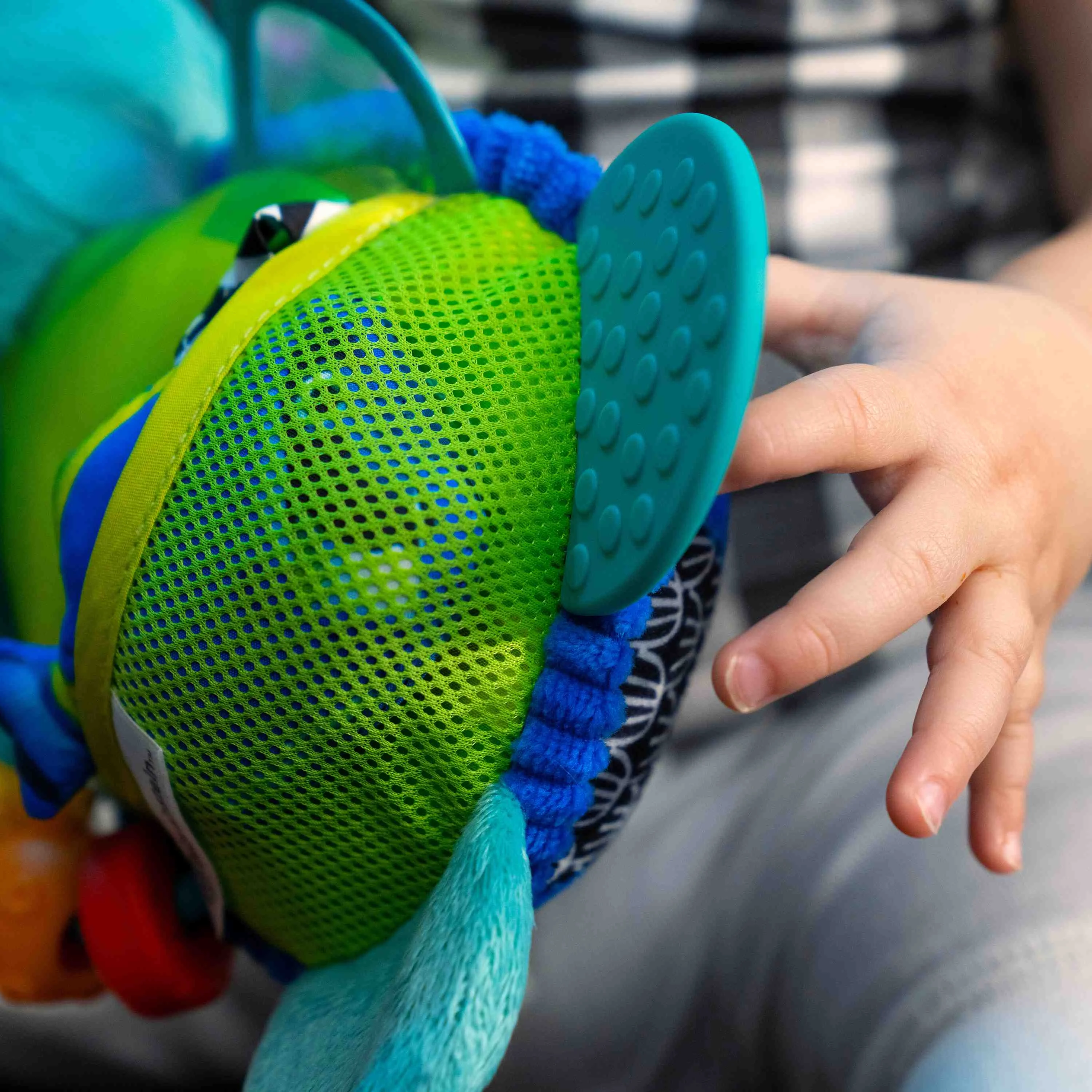 BABY EINSTEIN Hračka aktívna na C krúžku korytnačka Neptune’s Sensory Sidekick™ 0m+ 1×1 ks, hračka pre deti