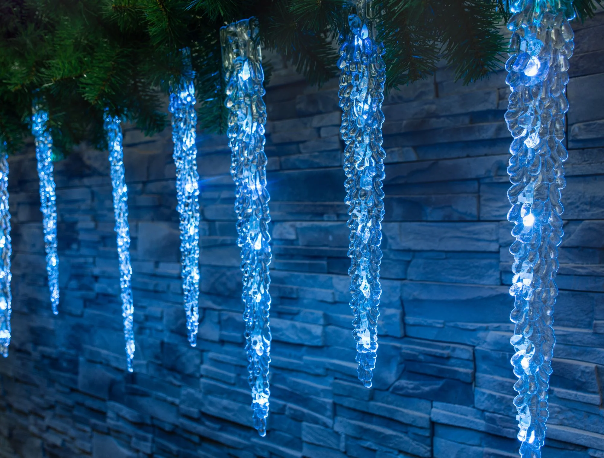 MagicHome LED reťaz Icicle, 1 ks 65 LED ľadovo modrá, 8 funkcií, 230 V/50 Hz, IP44, exteriér, 2,70 m