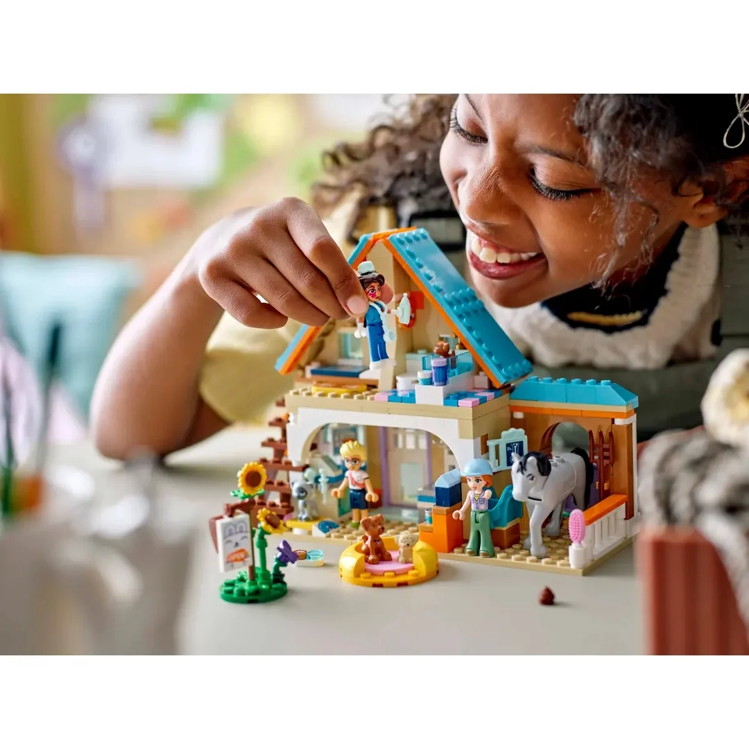 LEGO® Friends 42651 Veterinárna klinika pre kone a domáce zvieratá